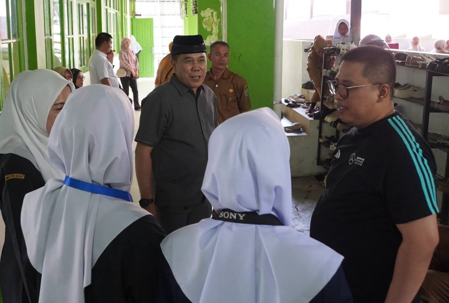 Wako Hendri dialog dengan siswa hari pertama masuk sekolah.